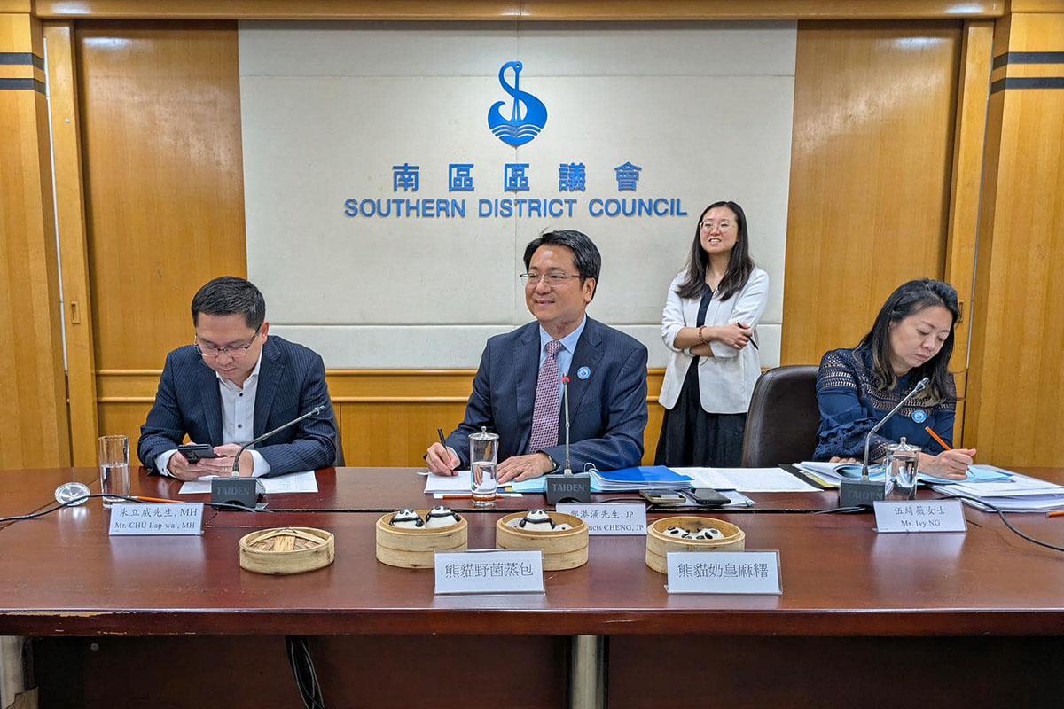 南區區議會去年開會討論區內熊貓活動時亦設有熊貓糕點。(民政事務總署Facebook圖片)