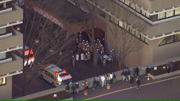 事發後多輛救護車停在教學大樓外。(新聞截圖)