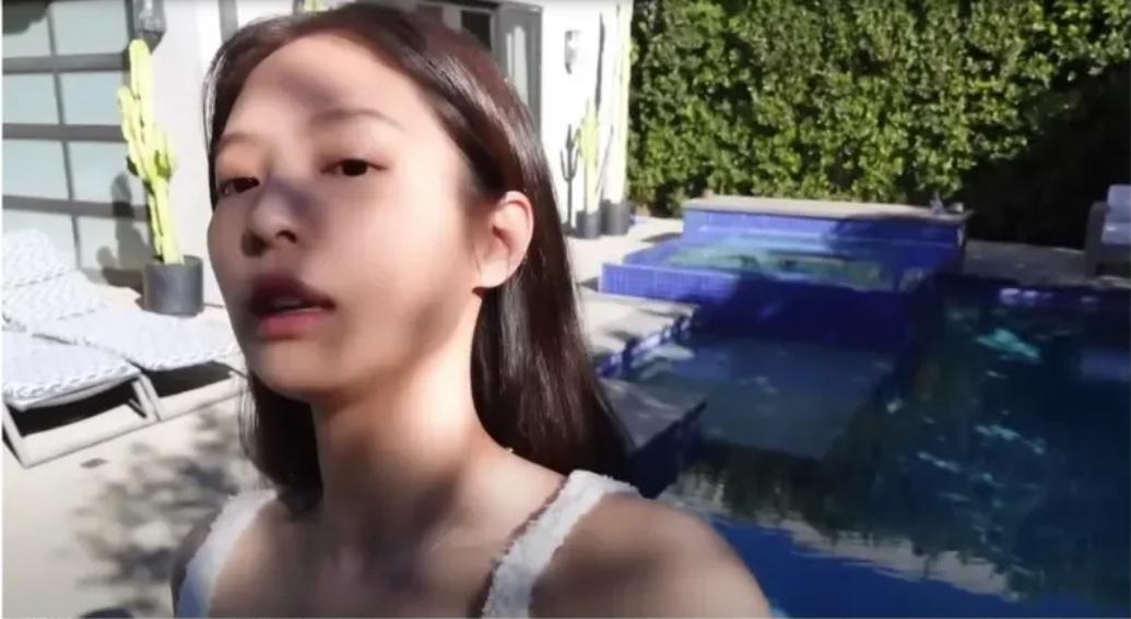 Jennie曾在節目中,曝光她在洛杉磯的大屋,內裡有獨立泳池。