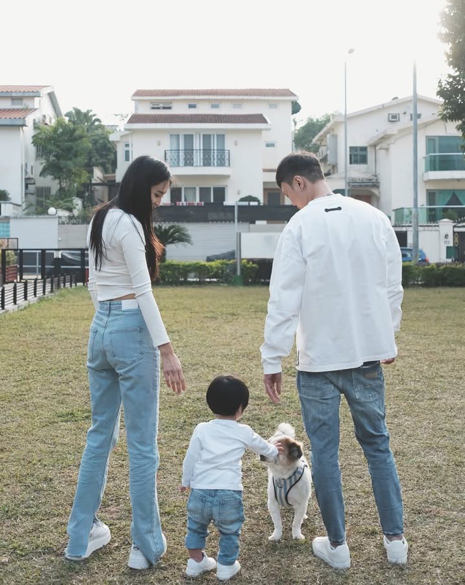 Jumbo在元旦貼出全家福報喜。