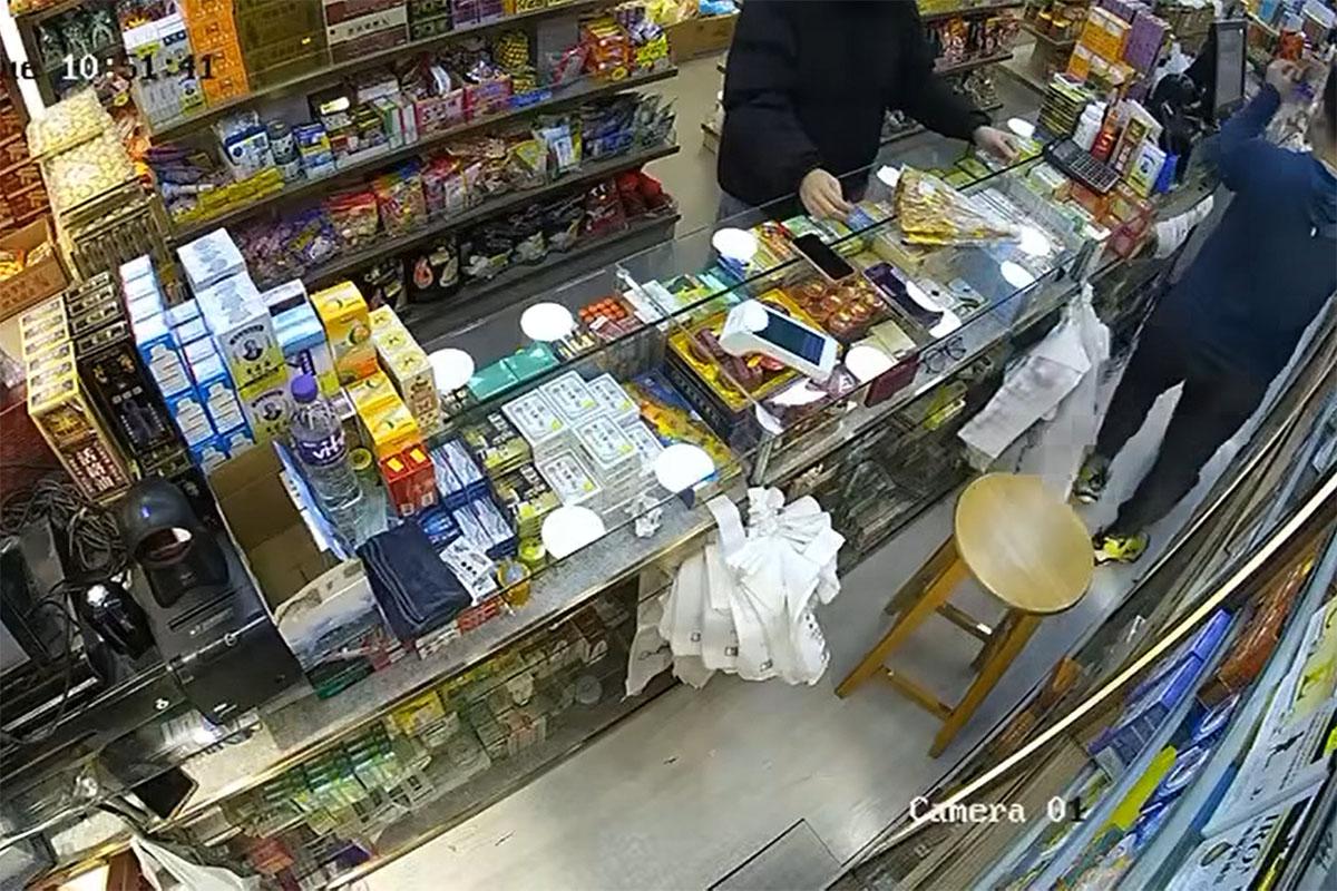 店員接過該張鈔票後離開作簡單檢驗。(網上影片截圖)