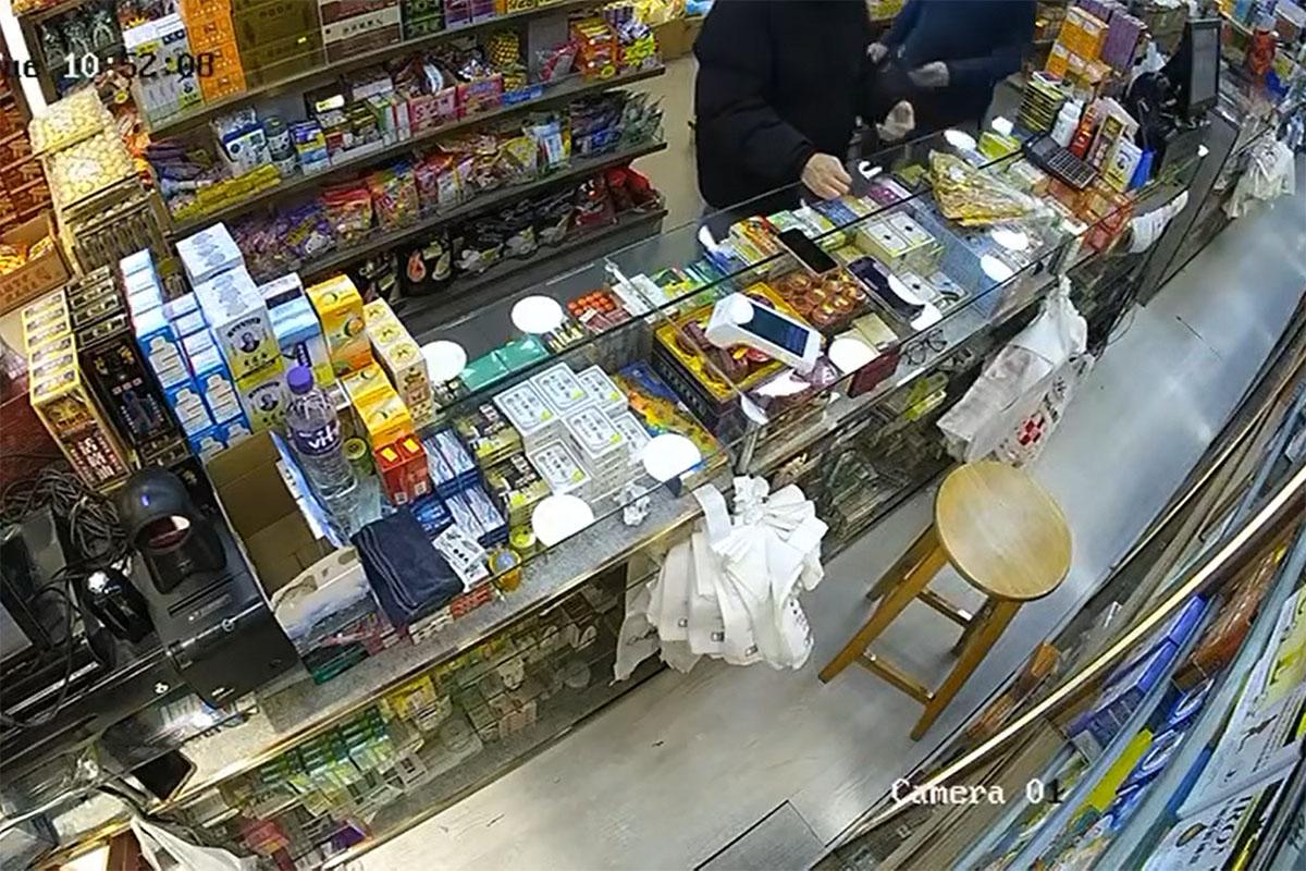 店員及後離開櫃位走到男子旁邊。(網上影片截圖)