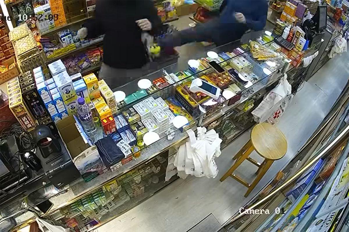 店員一邊爆粗一邊起腳驅趕男子。(網上影片截圖)