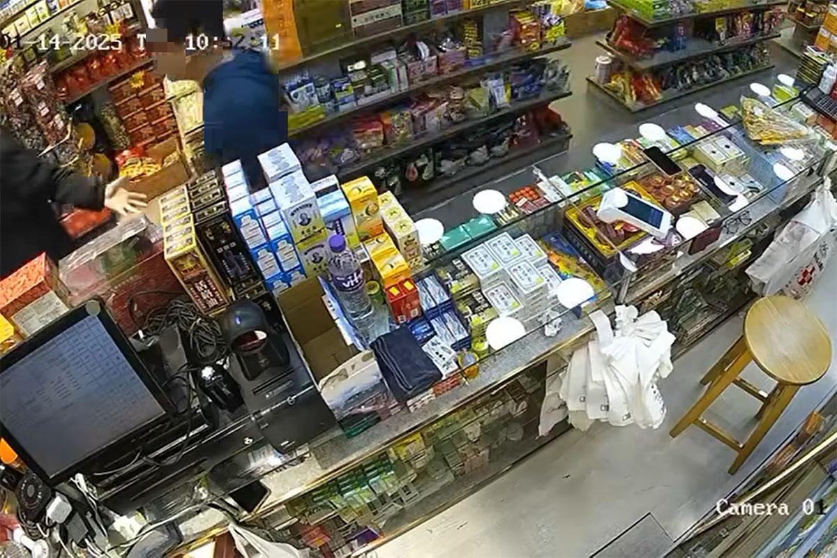 兩人一邊離開店舖一邊繼續爭吵。(網上影片截圖)