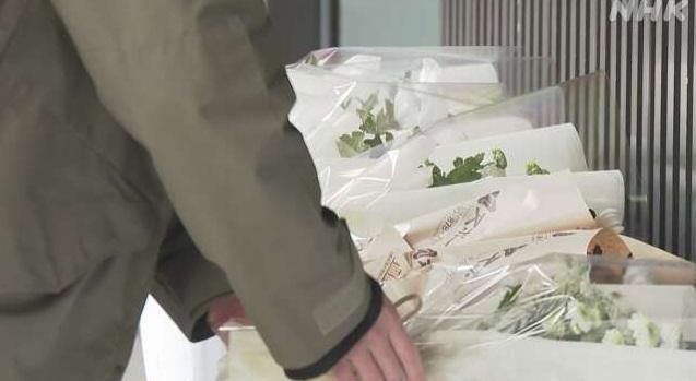 居民在案發現場放鮮花悼念死者。(互聯網)