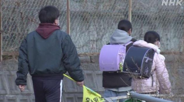 學校加派人手護送學童。(互聯網)