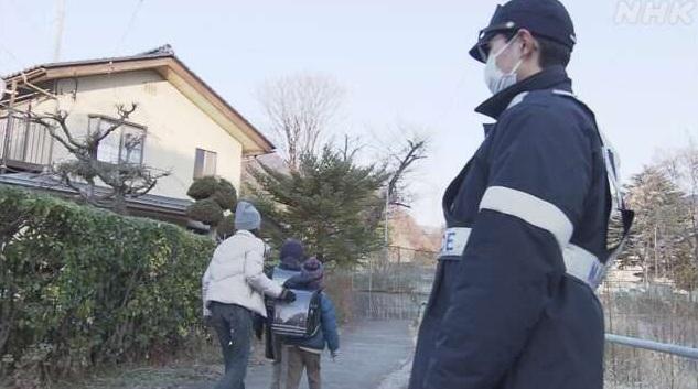 警員在校外站崗。(互聯網)