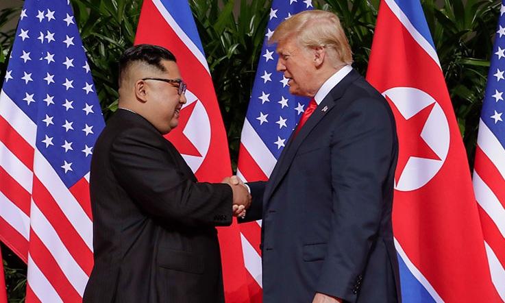 特朗普在第一個總統任期曾三度與金正恩會晤,圖為兩人2018年在新加坡首度舉行峰會。(資料圖片)