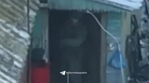 被趕出家門的居民與士兵對話。(互聯網)