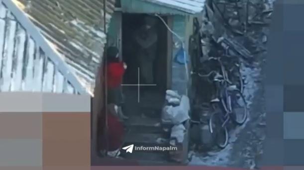 嚴寒下,兩名居民留在屋外。(互聯網)