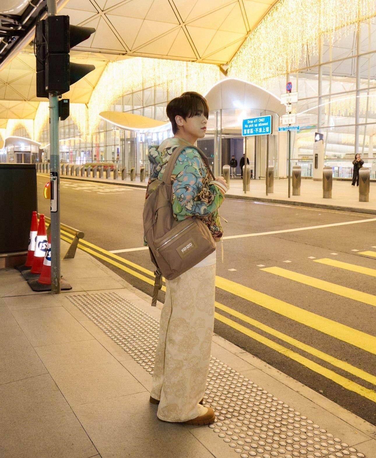 姜濤激罕以淺色打扮示人。