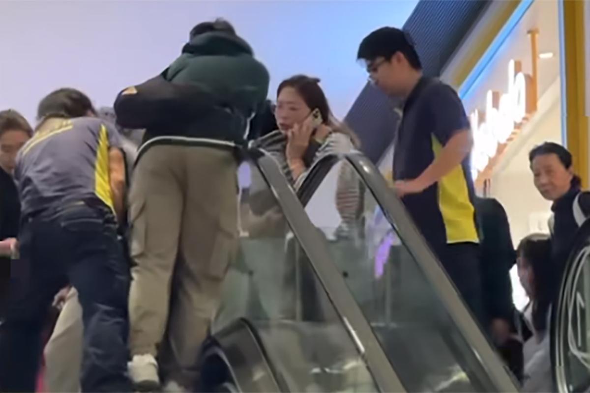 將軍澳有幼童在商場使用扶手電梯時發生意外。(網民Tiger Zi Lau Fai影片截圖@FB群組「將軍澳主場」)