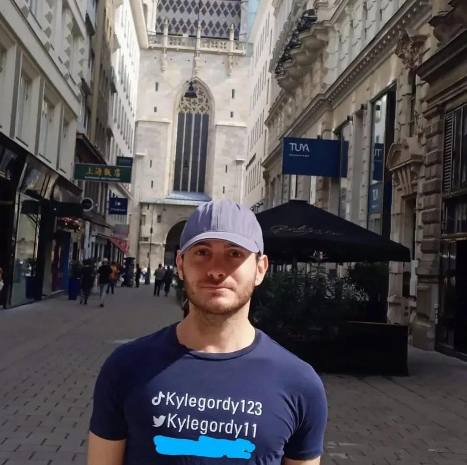 戈迪到不同國家免費捐精,希望幫助推高全球總人口。(互聯網)