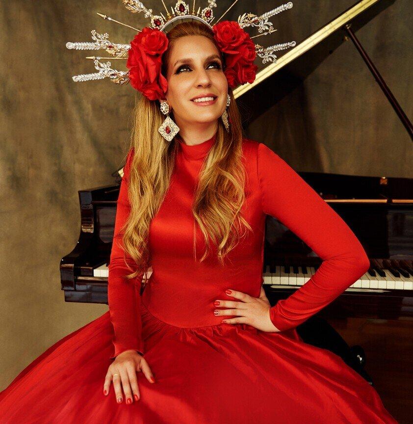 多蕾多是當代佛蘭明哥的代表人物,也是第一位用鋼琴自彈自唱的女性,其聲線和鋼琴演奏技巧裡的藝術特質,廣受樂評稱讚。