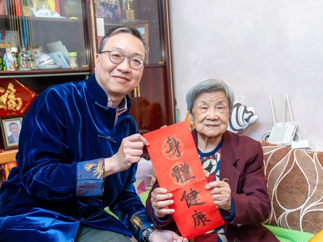 律政司司長林定國今早到堅尼地城探訪區內長者。(林定國社交平台)