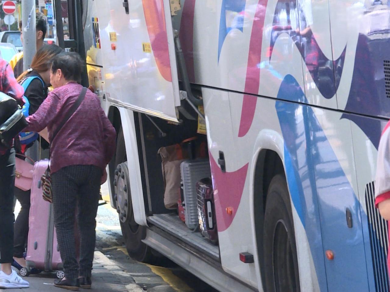 張劍平認為不延長通關時間是好事，因跨境直通巴公司可以將人手資源調撥到日間繁忙時間，應付需要。（港台圖片）