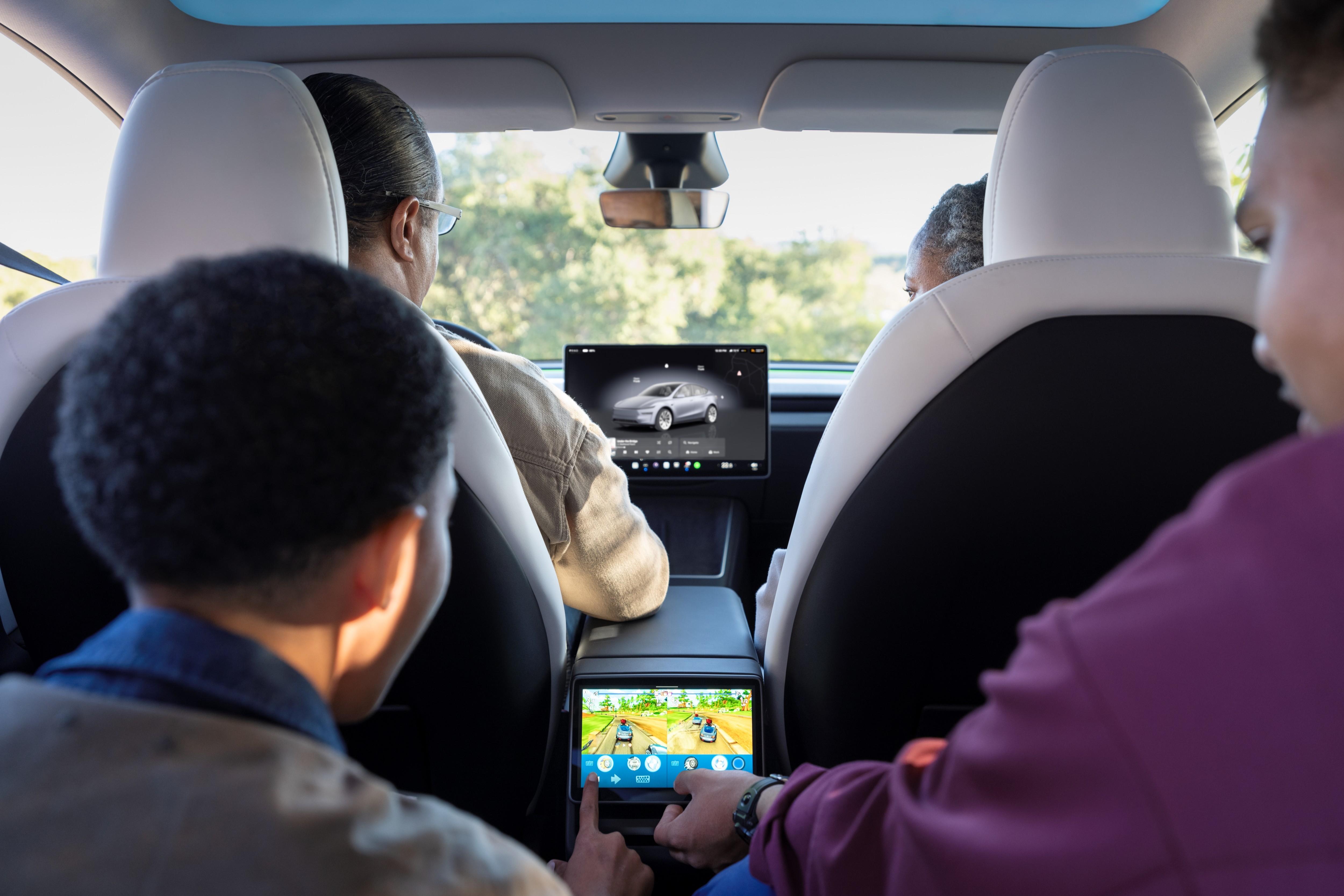 Model Y前後座均有娛樂系統。