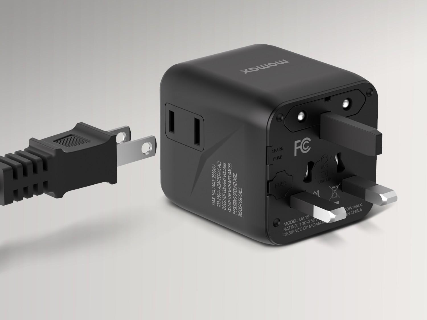 1-World雙AC全球轉換插座正面可插多國插頭,側邊則是兩腳插口。