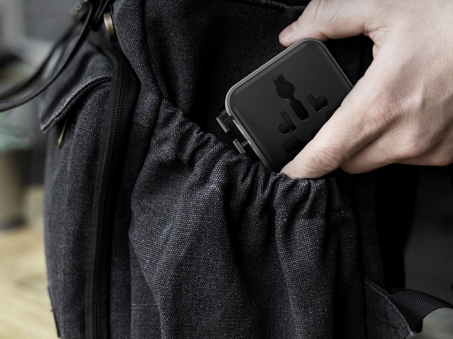 重量僅為98克極為輕巧。