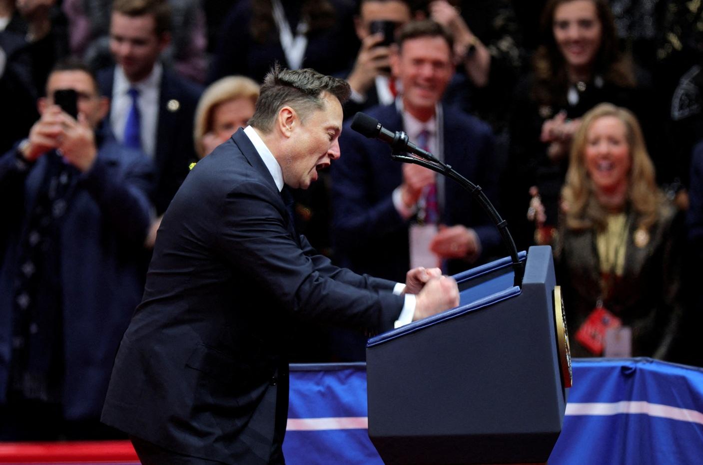 馬斯克在第一資本體育館舉行的總統就職巡遊上發言,表現興奮。(路透社)