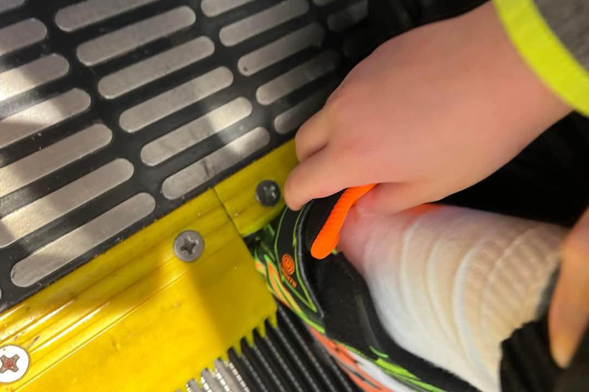 被扶手電梯夾腳男童的父親在網上交代最新情況,並上載事發一刻相片。(網民Maimei Mai@FB群組「將軍澳主場」)