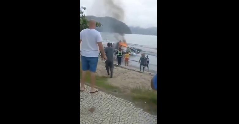 大批民眾上前救援。(互聯網)