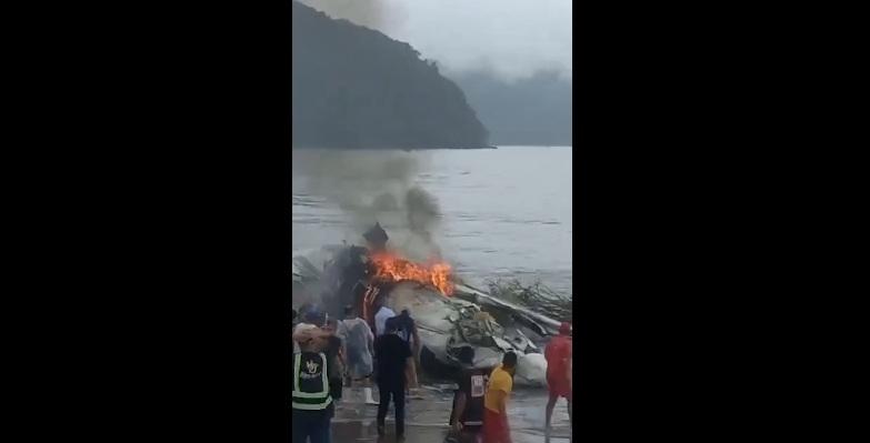 飛機殘骸起火,民眾上前施救。(互聯網)