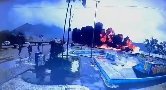 飛機衝出跑道滑行,冒出巨大火團。(互聯網)