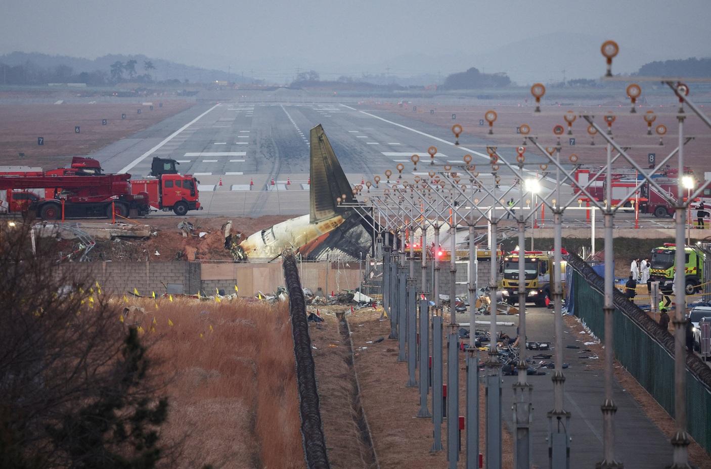 跑道上的飛機殘骸。(資料圖片)