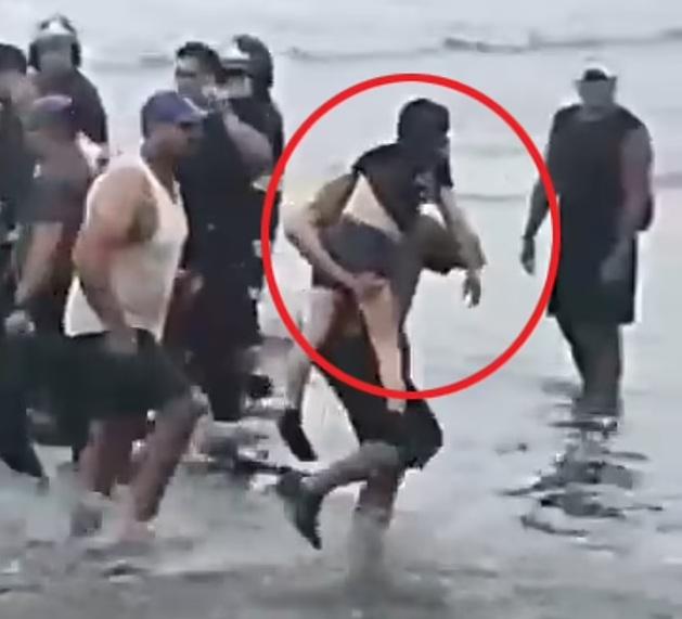 民眾從飛機殘骸救出女童,將抱至安全地點。(互聯網)