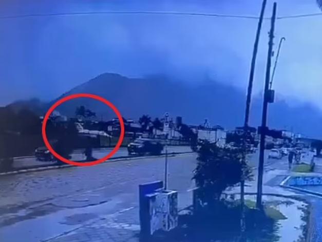 飛機在惡劣天氣下降落,疑因天雨導致跑道濕滑肇禍。(互聯網)