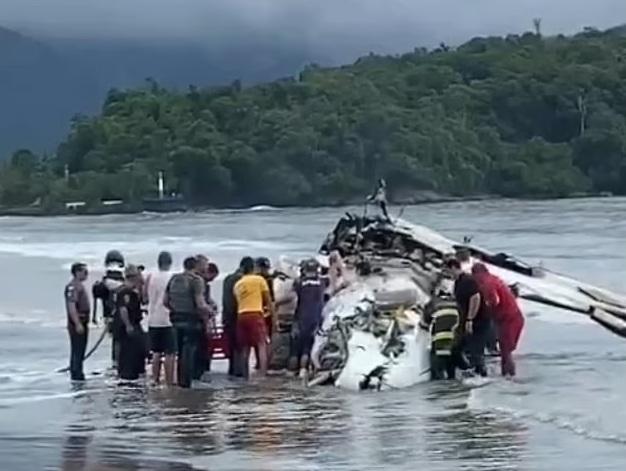 飛機殘骸在海灘上。(互聯網)