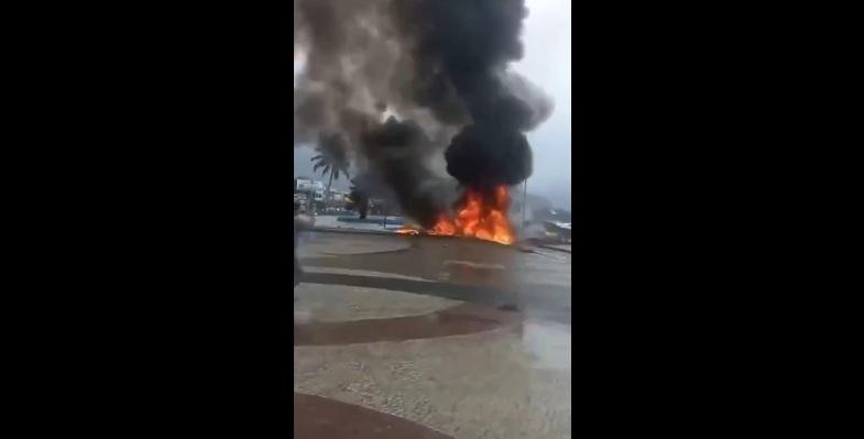 飛機於海灘墜毀,火勢猛烈。(互聯網)