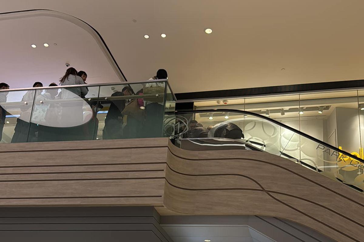 將軍澳有幼童在商場使用扶手電梯時發生意外。(網民Tiger Zi Lau Fai@FB群組「將軍澳主場」)