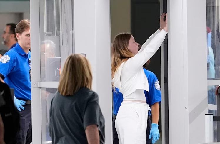 圖為TSA人員在機場進行安檢。(資料圖片)