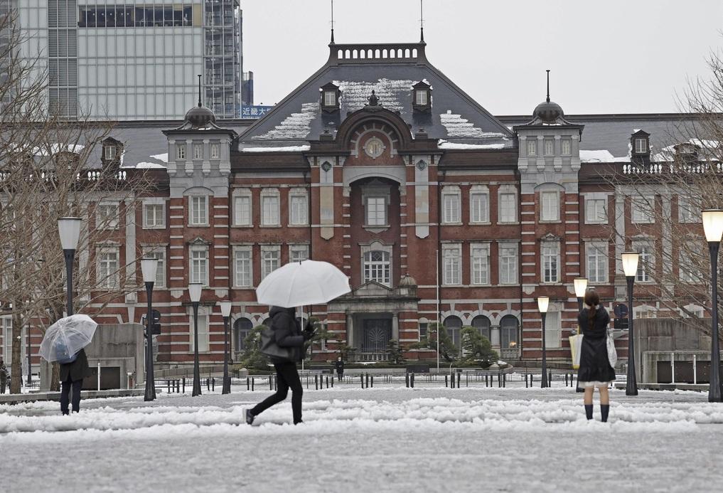 東京去年2月5日下大雪,民眾遊覽淺草寺時撐傘擋雪。(資料圖片)