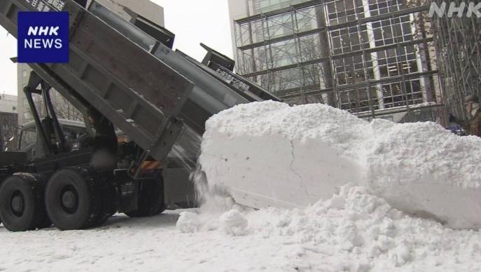 早前雪堆運到札幌雪祭會場,為製作雪雕做準備。(互聯網)