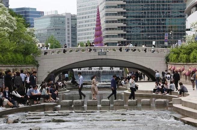 南韓政府周二(14日)通過將農曆新年長假前的1月27日定為臨時法定假期,今年新年長假將達6天,呼籲民眾多留在國內旅遊、振興內需。(資料圖片)