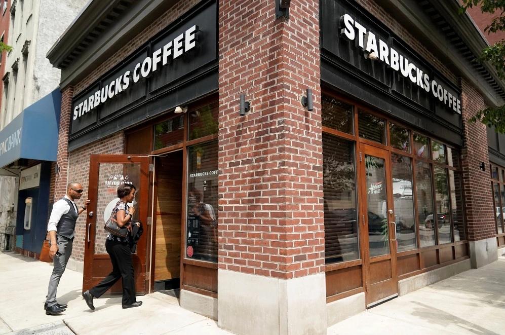 費城一間星巴克門市因兩名非裔男子被指霸佔座位,遭警拘捕,事件引起軒然大波。(資料圖片)