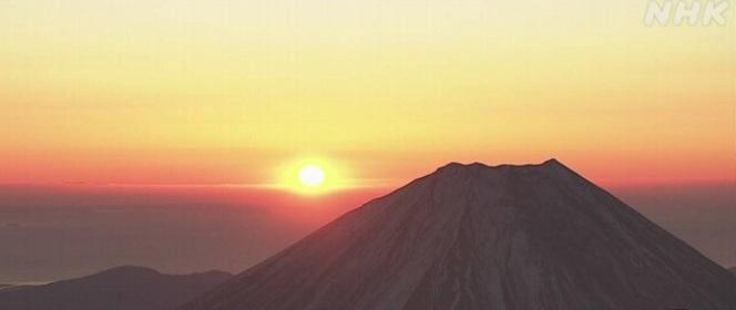 富士山與2025元旦日出同框。(互聯網)