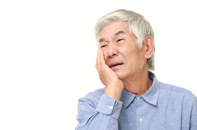 長者蛀牙問題,不容忽視。(互聯網)