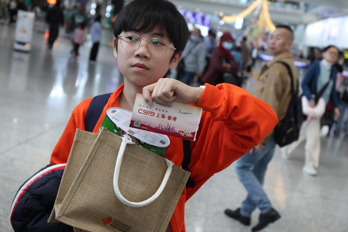 13歲的張同學特地購買C919航班的來回機票,獨自體驗首航班次。
