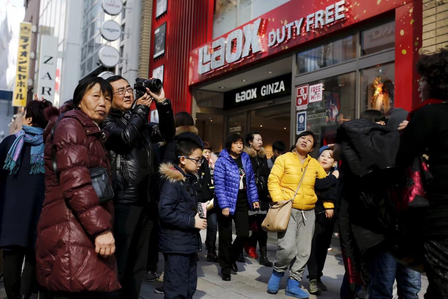 圖為中國遊客在東京免稅店購物。(資料圖片)