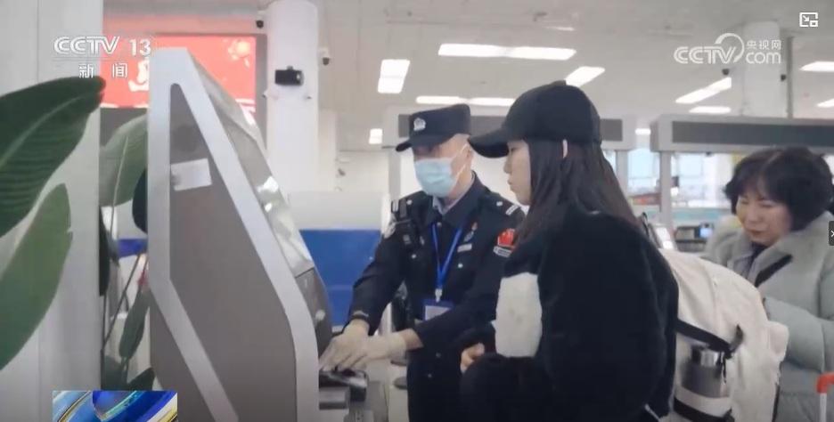 邊防人員協助外國旅客辦理入境手續。(互聯網)