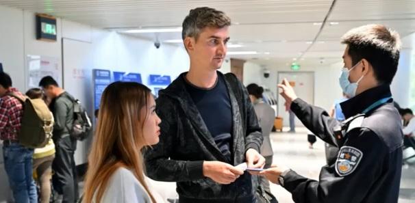 邊防人員在口岸協助外國旅客。(新華社)