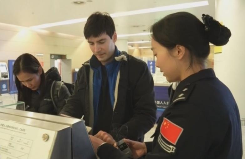 邊防人員協助外國旅客辦理入境手續。(互聯網)