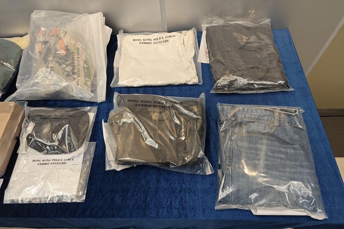 警方起回疑犯作案時所穿衣物等證物。