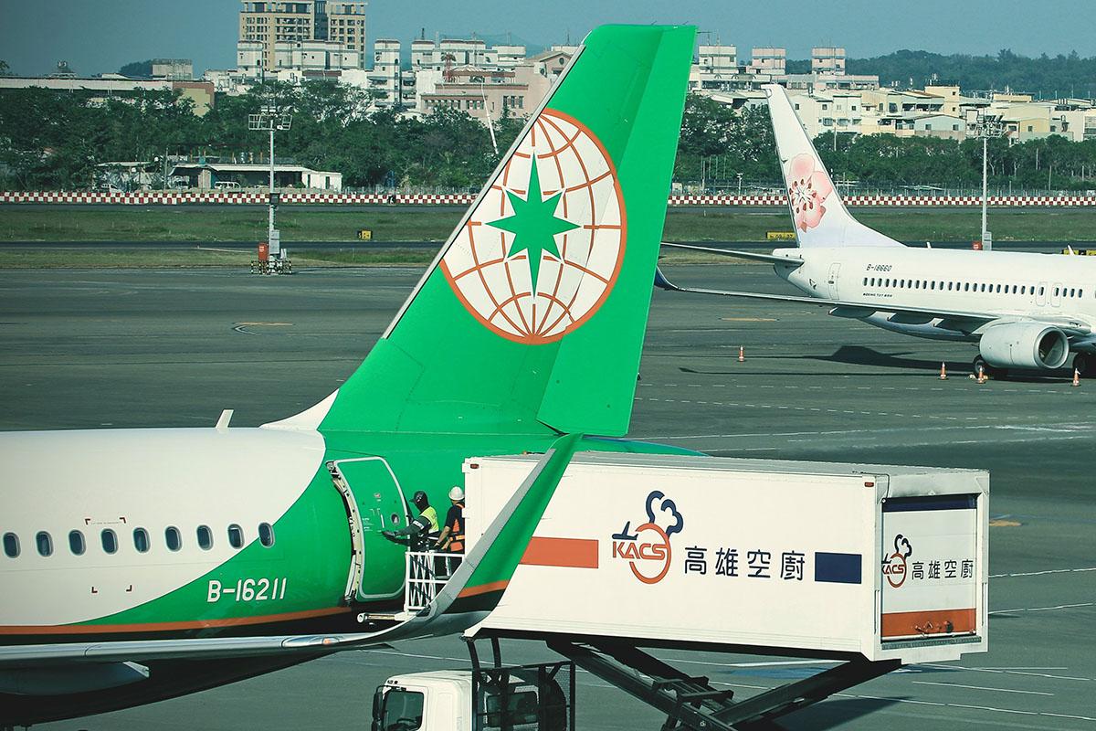 全球最安全航空公司第七位為長榮航空(左)。(Unsplash圖片)