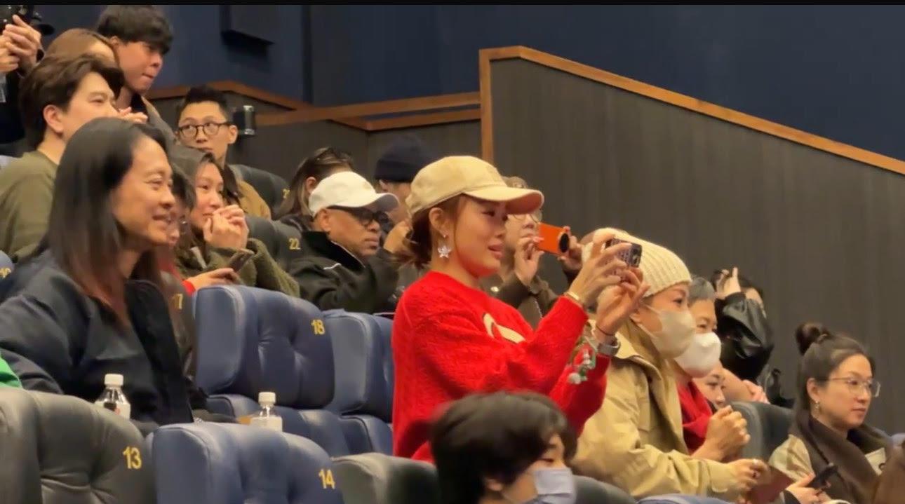 容祖兒化身龍友,在觀眾席狂影朱栢康。