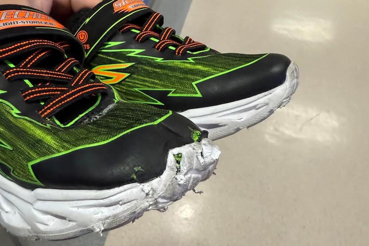 男童穿着的球鞋毀爛。(網民Maimei Mai@FB群組「將軍澳主場」)